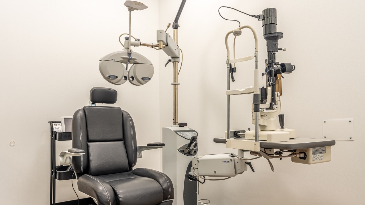 Eye Doctor Near Libertyville Eye Exam Room